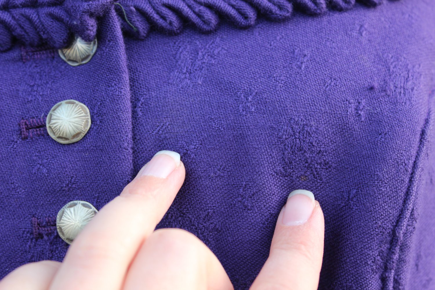 dunkellila True Vintagedirndl aus Wollstoff mit Blumenmuster, ca. Größe 42, Unikat