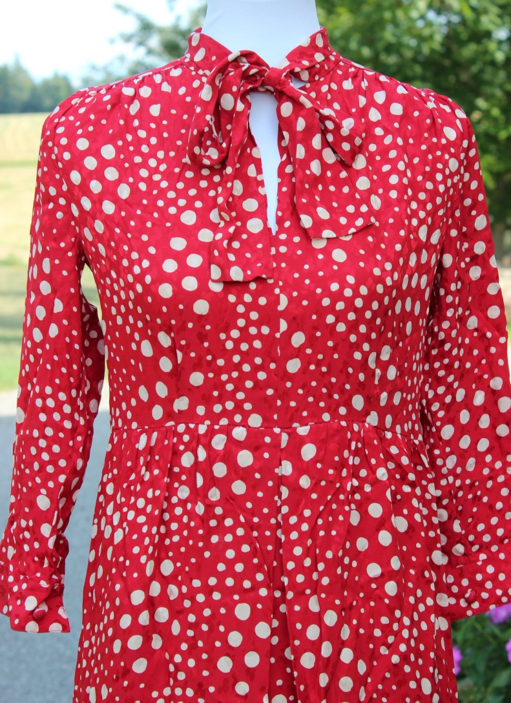 rotes True Vintagekleid mit cremefarbenen Punkten, ca. Größe 38, Unikat