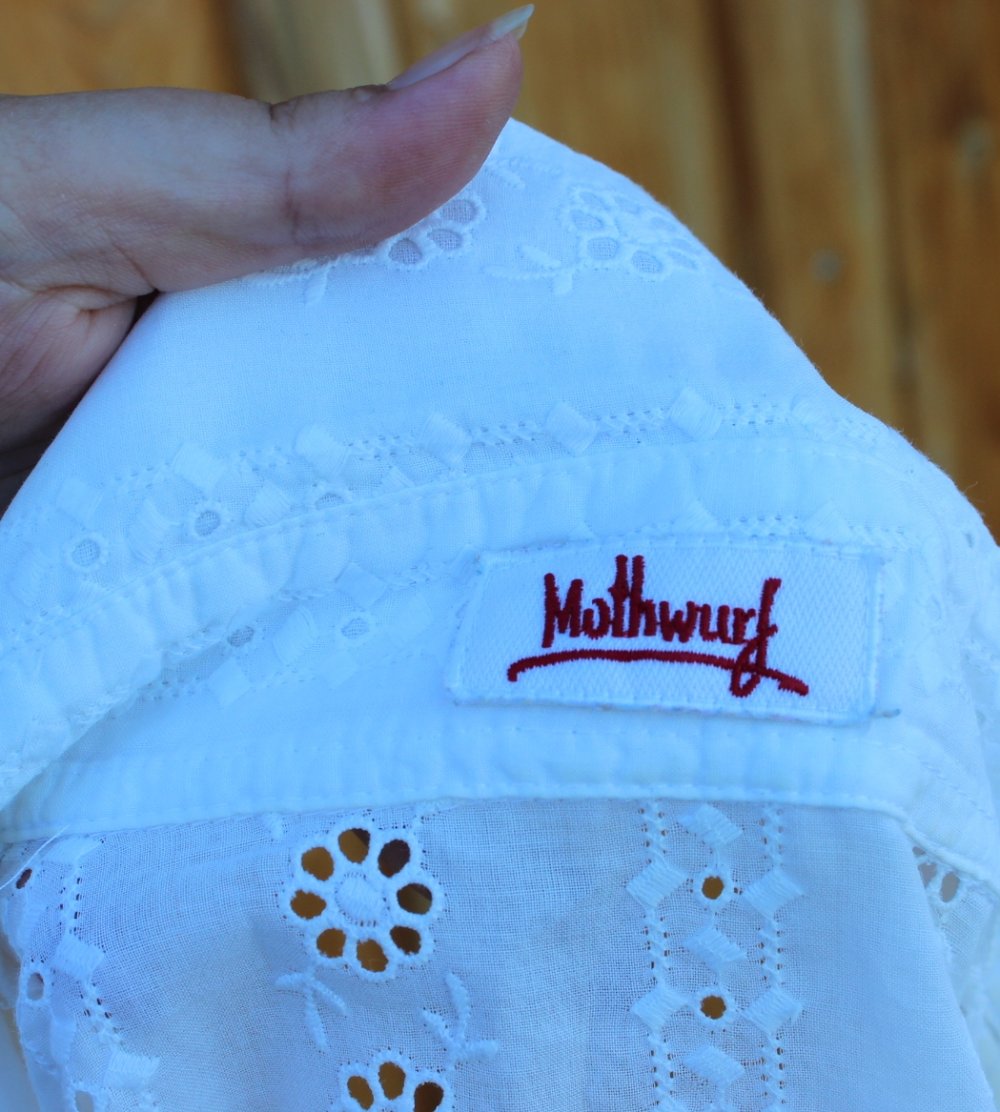 weiße Bluse mit kurzen Ärmeln, üppige Lochstickerei, Mothwurf, ca. Größe 40