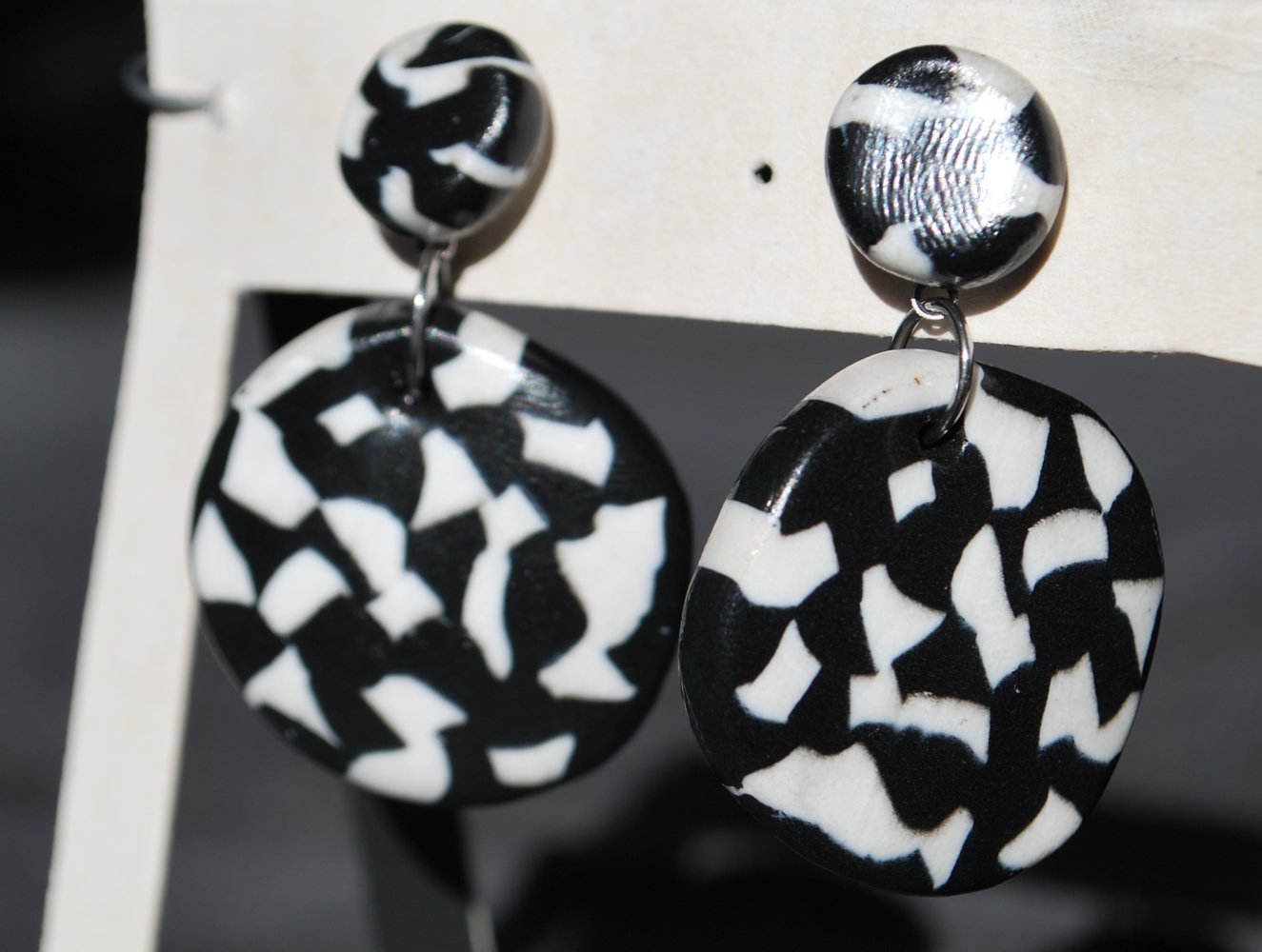 monochrome schwarz weiße runde Ohrhänger mit abstraktem Muster, Unikat, Polymer Ton, Einzelstück