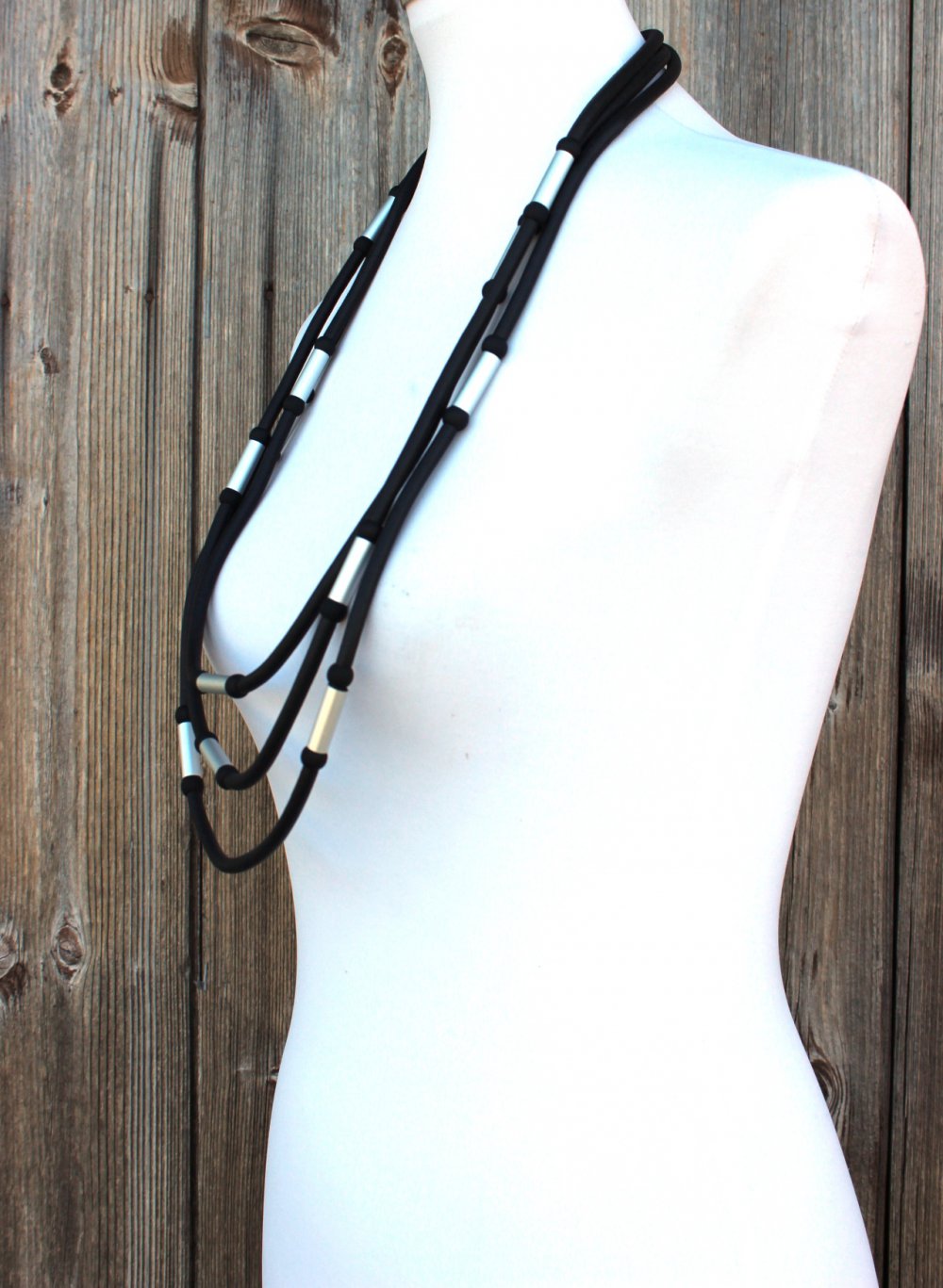 neue dreireihige schwarze Kette aus Kautschukband mit silbernen „Metall“ Elementen