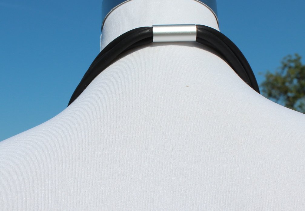 neue dreireihige schwarze Kette aus Kautschukband mit silbernen „Metall“ Elementen