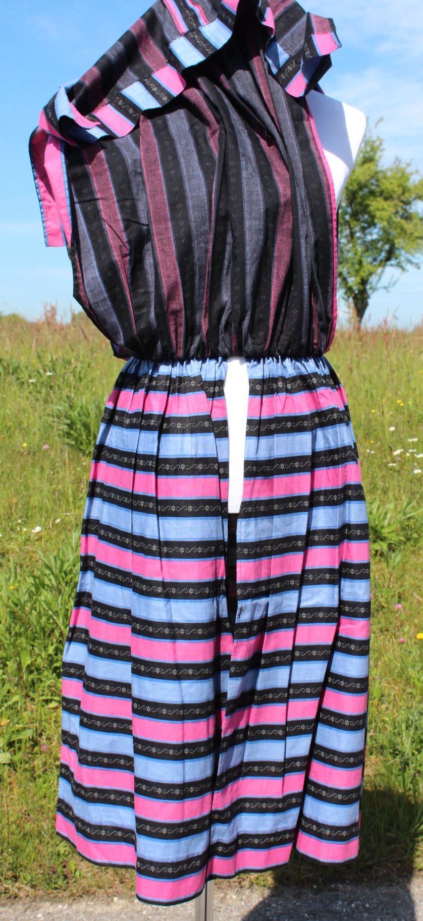 True Vintage Trachtenrock in schwarz rosa und blau mit Streifen und Blumenmuster, ca. Größe 36