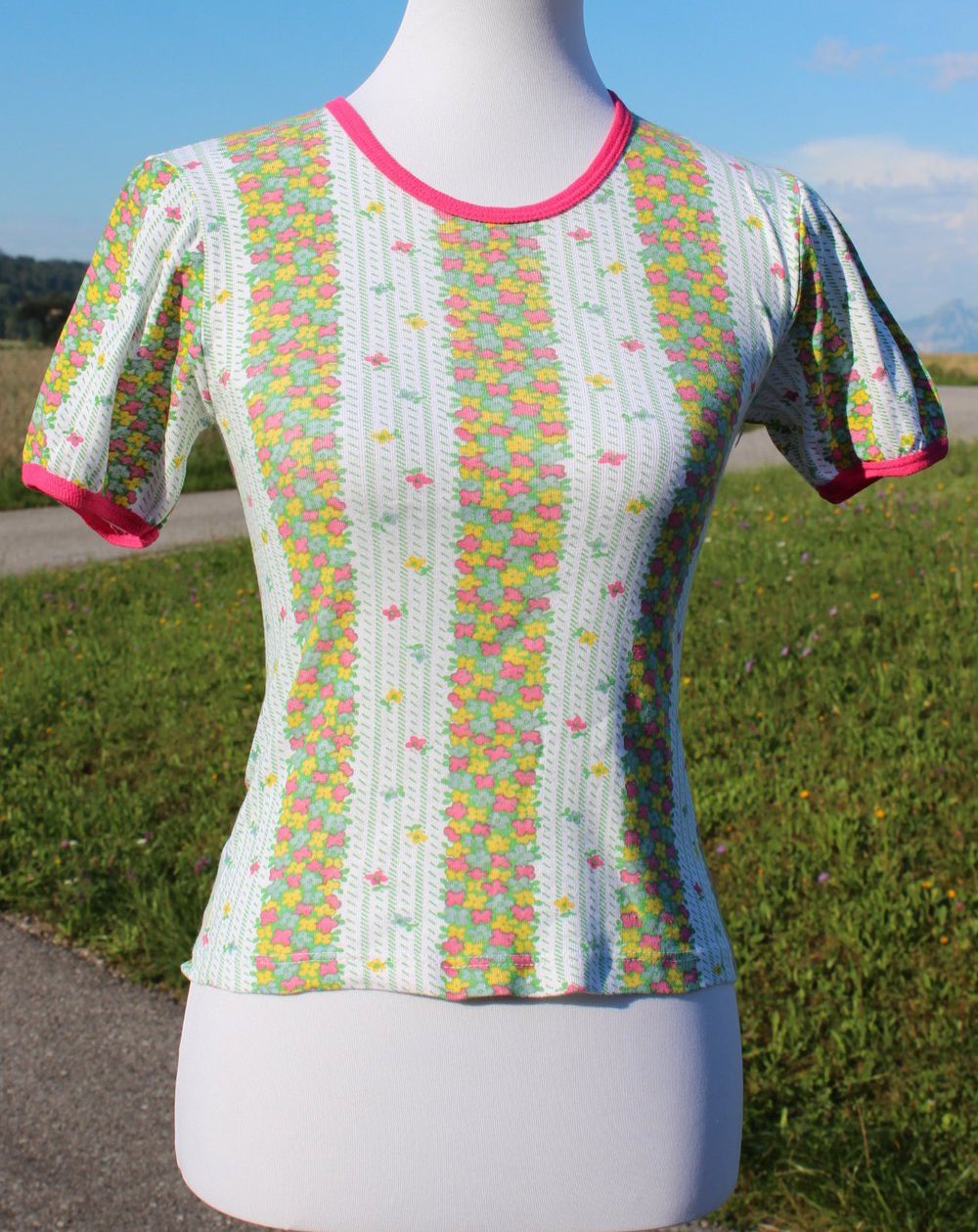 weißes Vintage T-Shirt (Unterhemd?) mit Blumenmuster, ca. Größe 34-36