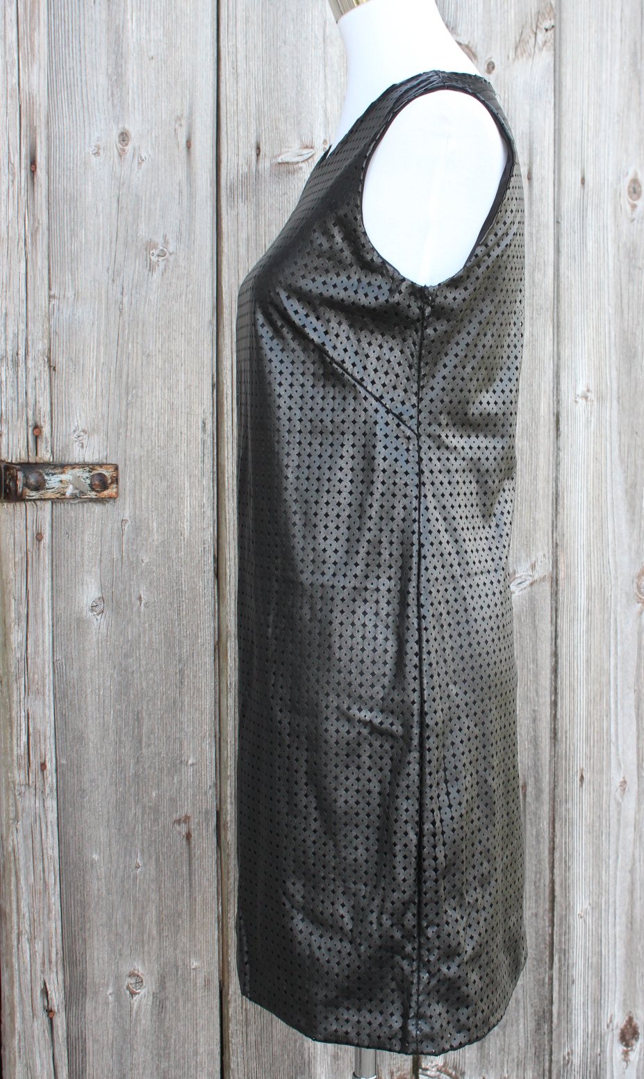 schwarzes kurzes Kleid aus Kunstleder mit Kreisen & Lochmuster, ca. Größe 38