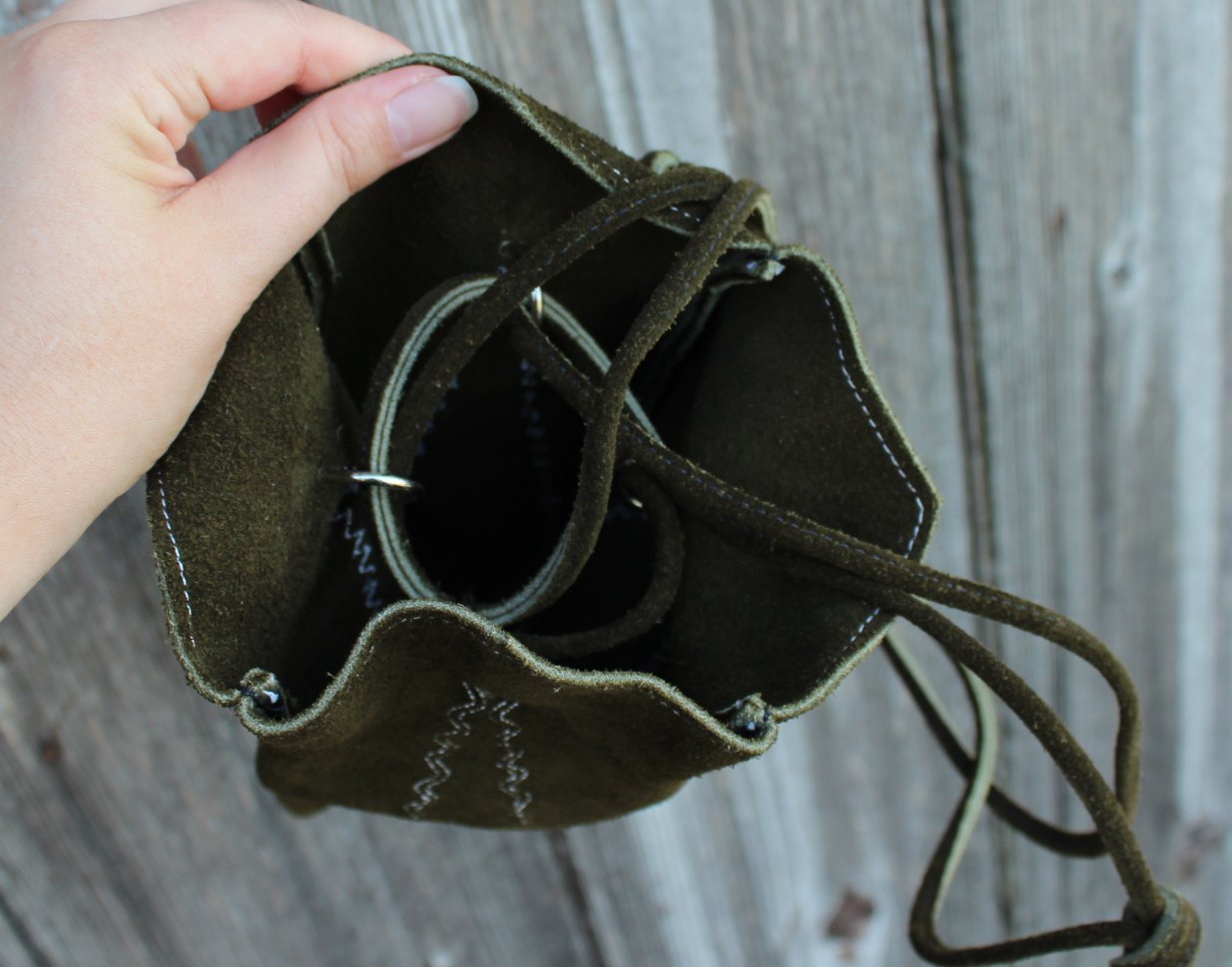 kleiner dunkelgrüner True Vintage Trachtenbeutel aus Echtleder, Handtasche zum Dirndl