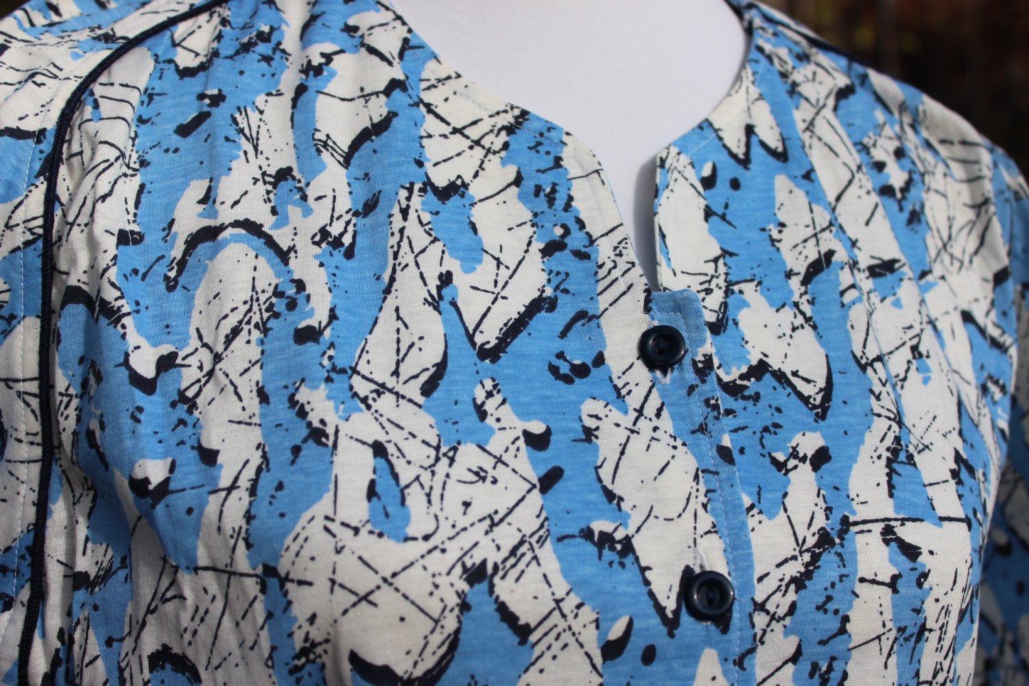 Vintagekleid in weiß creme mit abstraktem Muster in hellblau schwarz, Größe 38, Sommerkleid