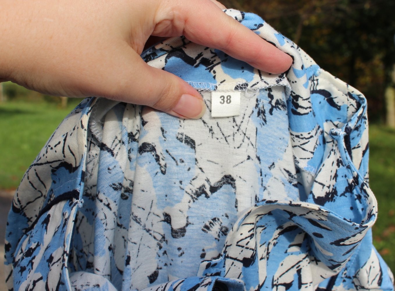 Vintagekleid in weiß creme mit abstraktem Muster in hellblau schwarz, Größe 38, Sommerkleid