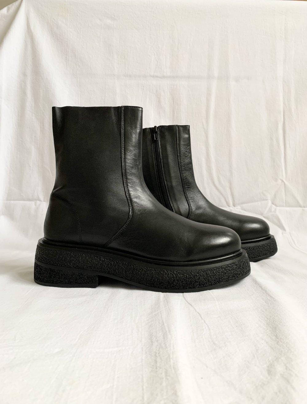 Asos Design - Achieve - Flache Stiefel Boots aus Leder in Schwarz