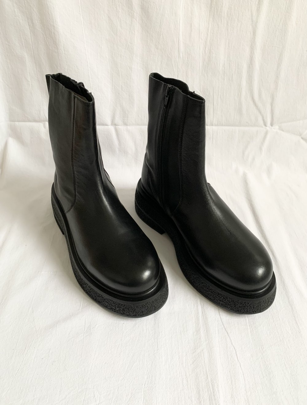 Asos Design - Achieve - Flache Stiefel Boots aus Leder in Schwarz