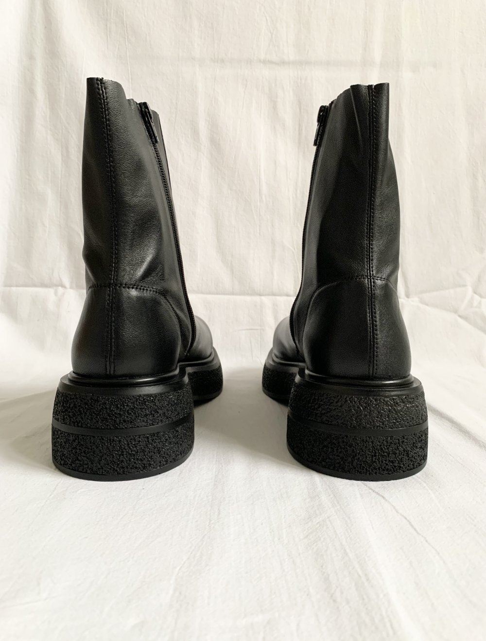 Asos Design - Achieve - Flache Stiefel Boots aus Leder in Schwarz