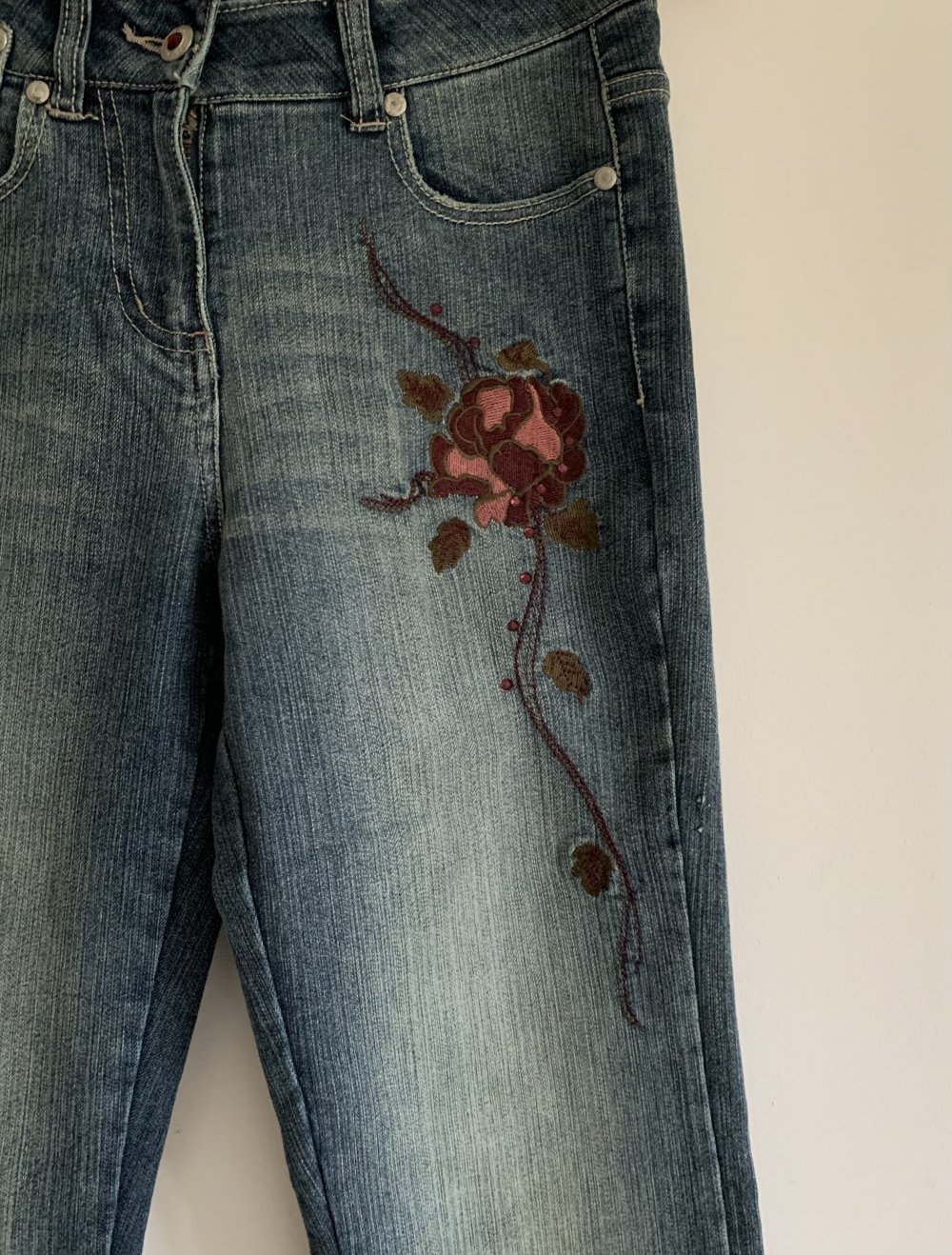 angesagte blaue authentic Y2K 2000 vintage Jeans Schlaghose mit Rose