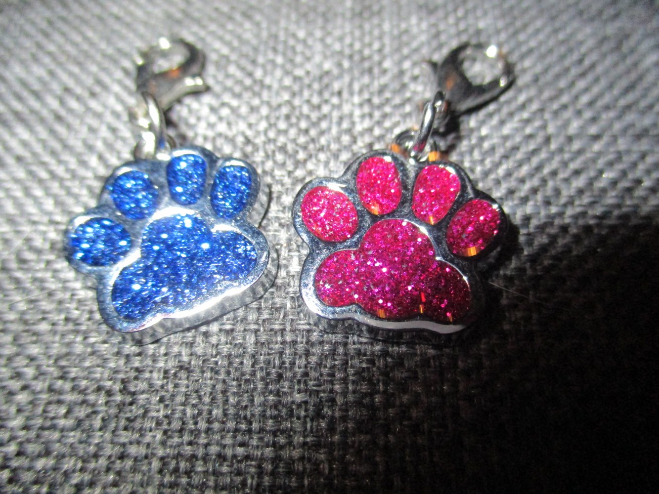 2 neue schmuck-anhänger, tierpfoten, glitzer, blau, pink