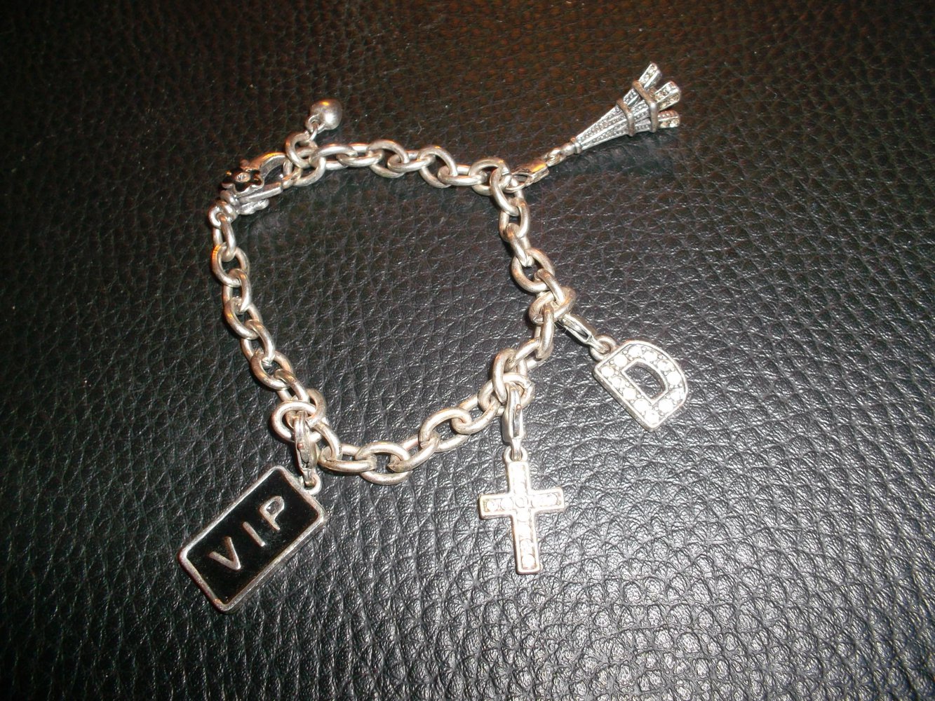 armband mit verschiedenen abnehmbaren anhängern,wie neu,verstellbar