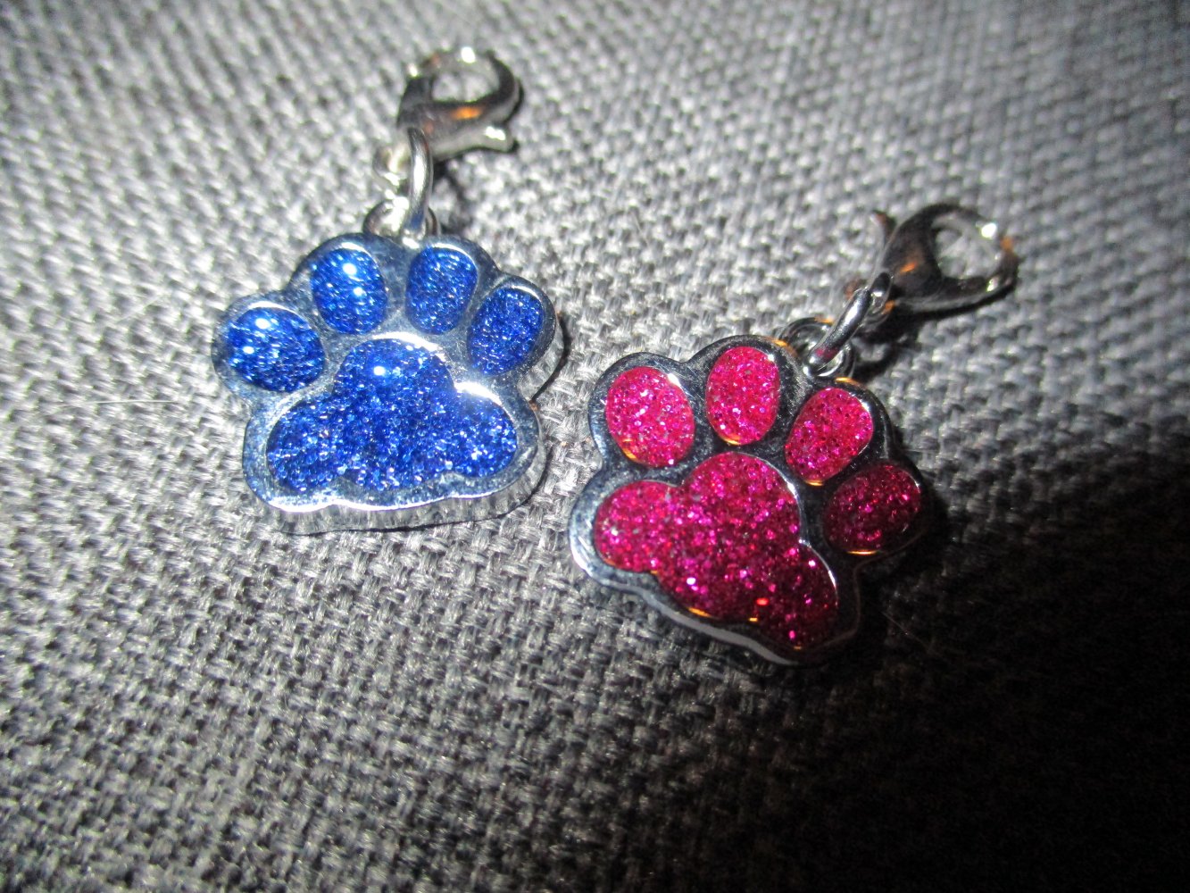 2 neue schmuck-anhänger, tierpfoten, glitzer, blau, pink