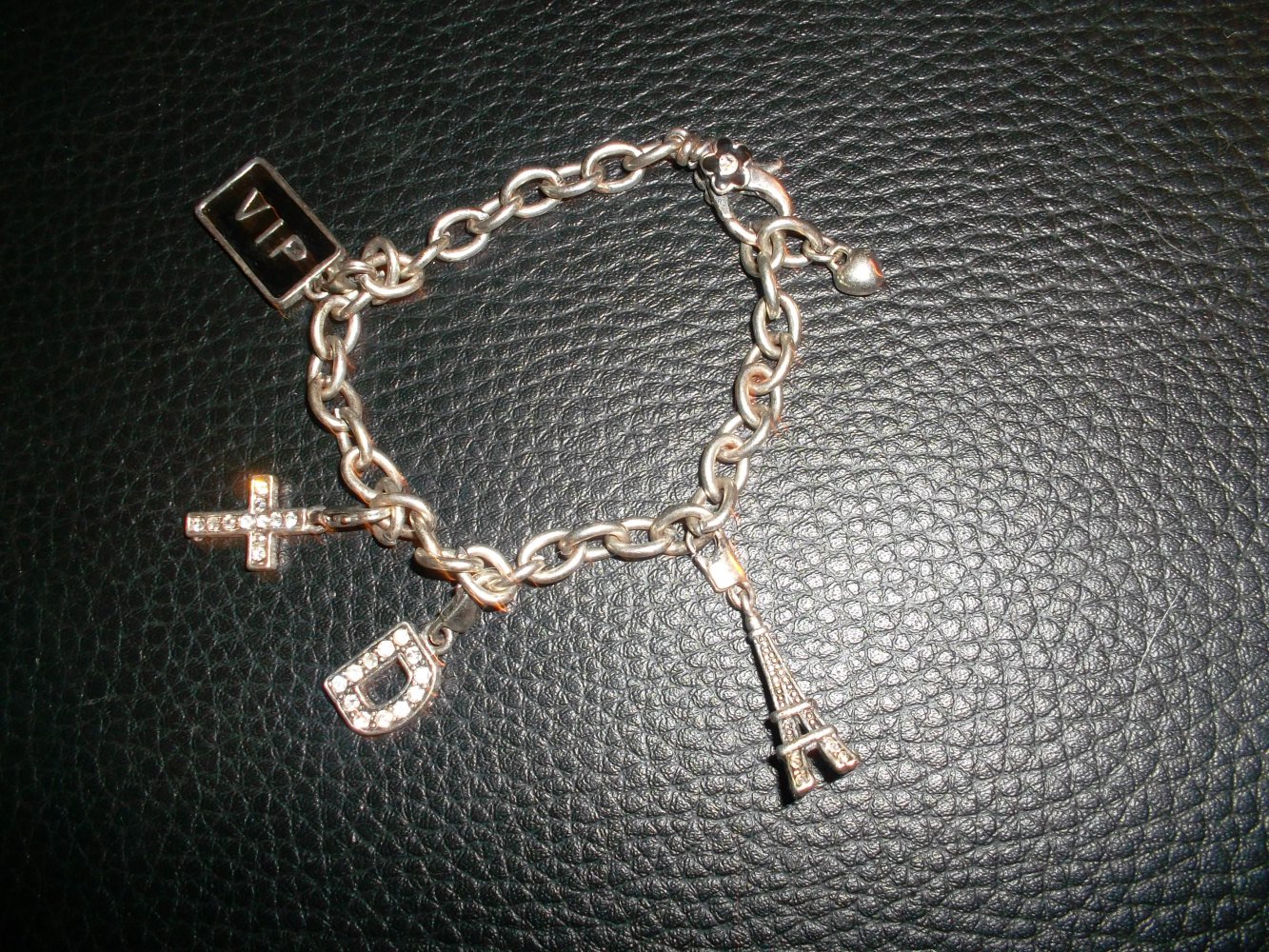 armband mit verschiedenen abnehmbaren anhängern,wie neu,verstellbar