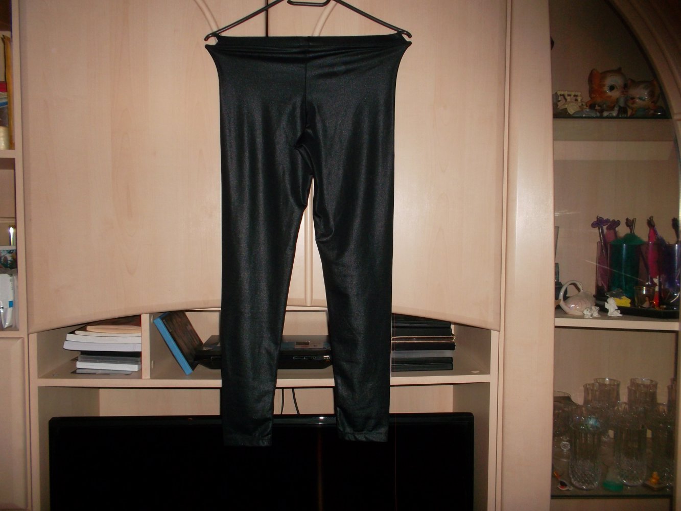 schwarz schimmernde legging,grösse 32/34