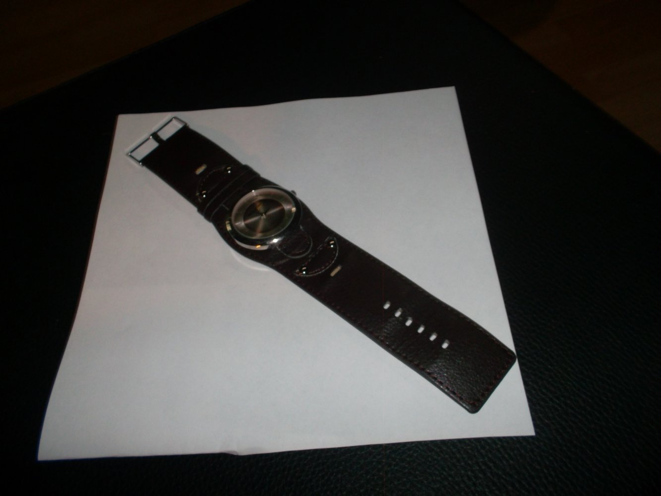 neue schicke armbanduhr in dunkelbraun