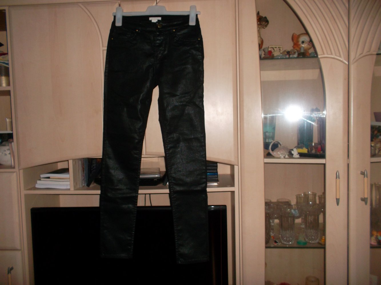 neue schwarze hose,glanzoptik.grösse 34,h&m