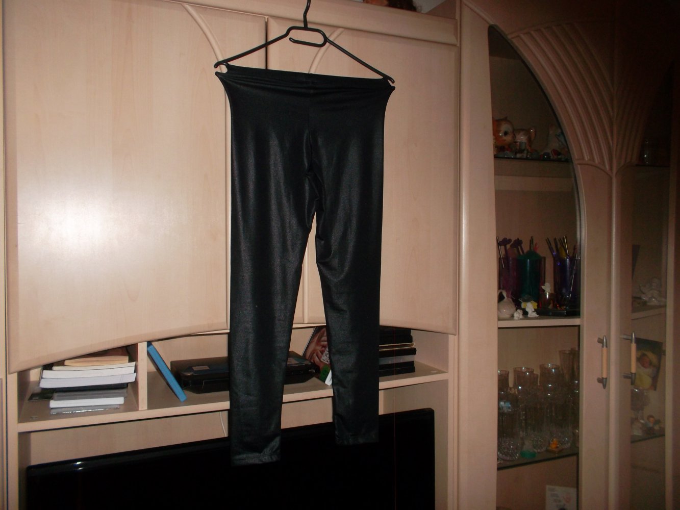 schwarz schimmernde legging,grösse 32/34