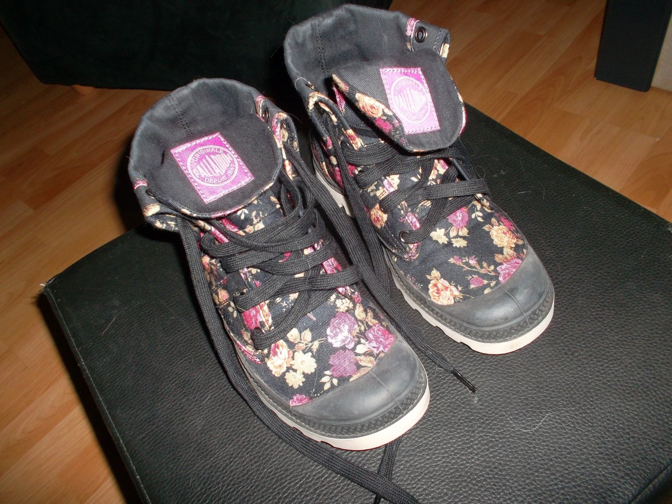 palladium,tolle neue schuhe,gr. 36,schwarz,blumenmuster