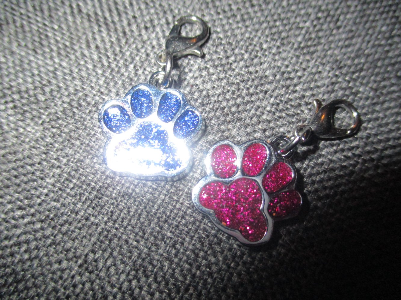2 neue schmuck-anhänger, tierpfoten, glitzer, blau, pink