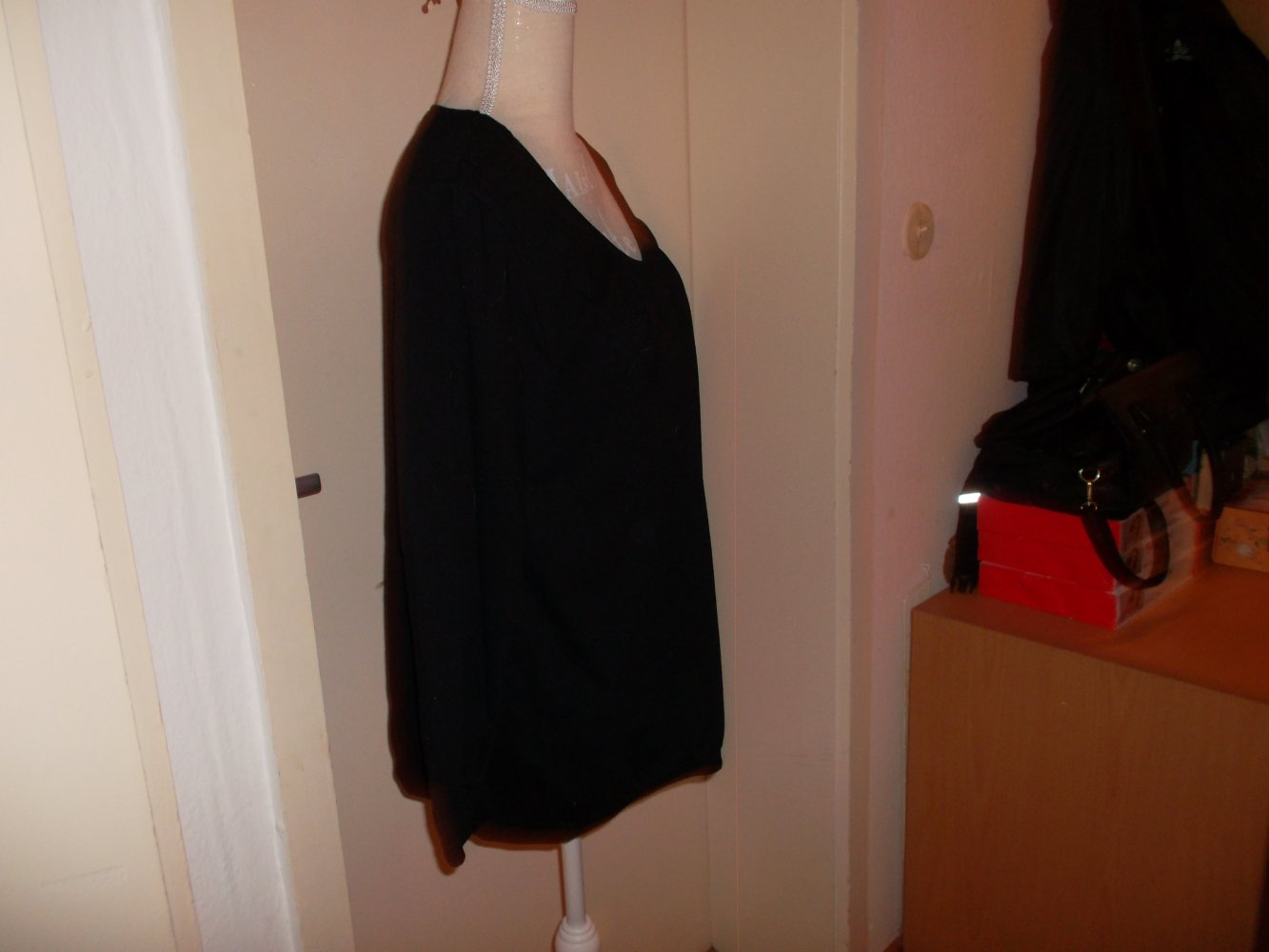 neuwertiges schwarzes damenoberteil,langarm,grösse 44/46.von bpc