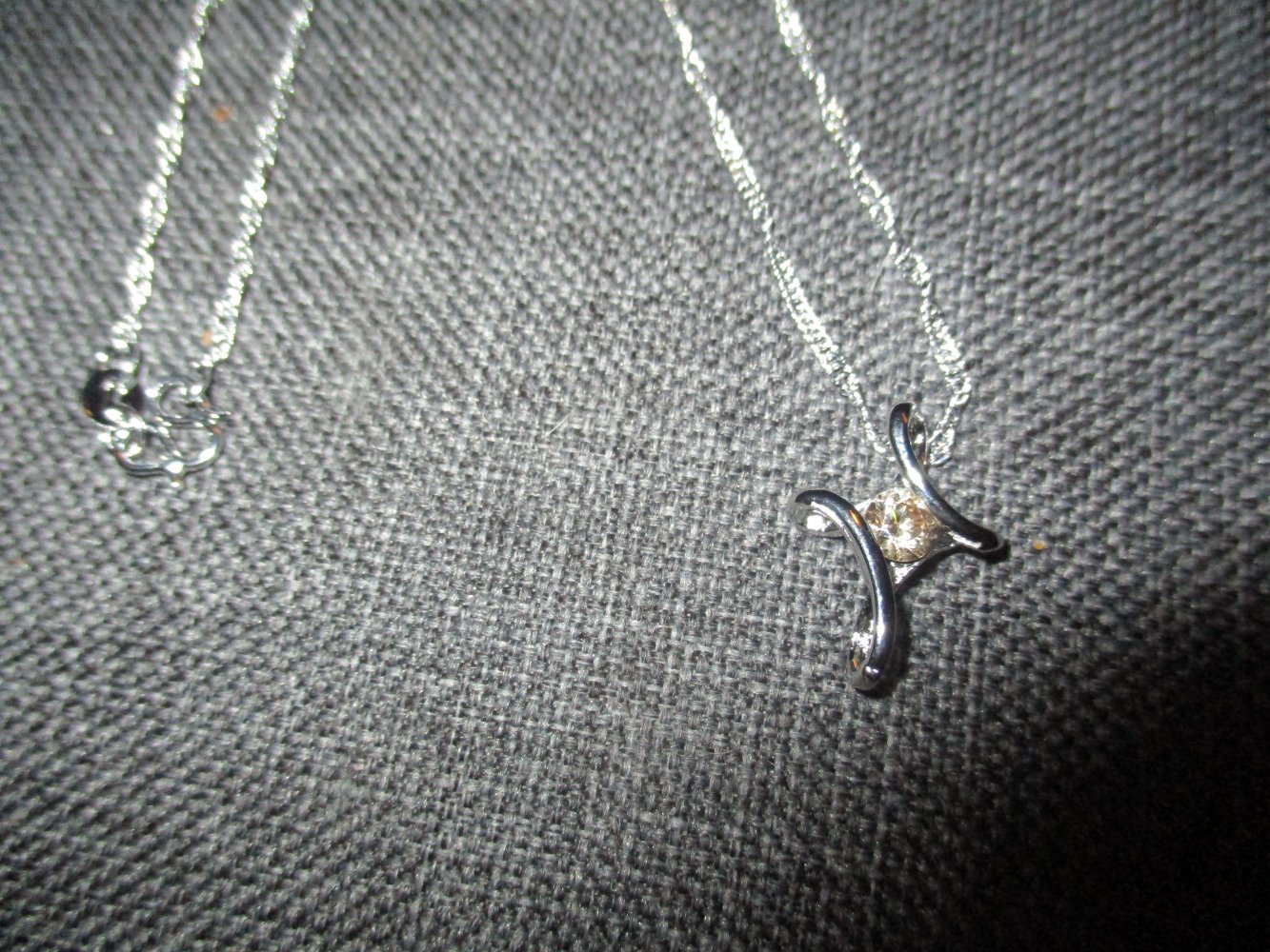 neuwertiges kettchen, anhänger kreuz, silberfarben, rosa steinchen