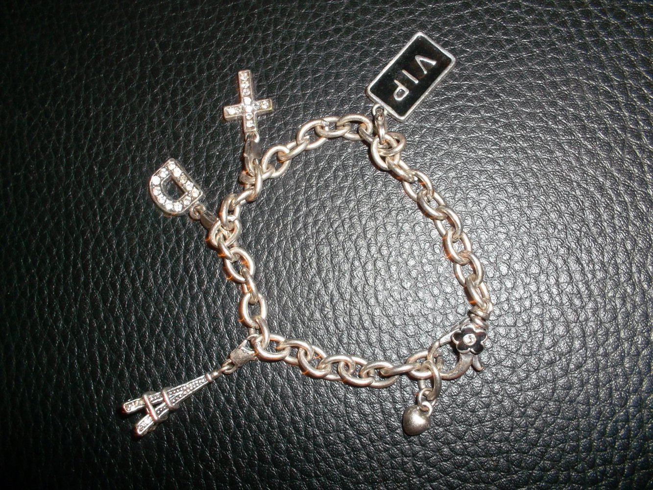 armband mit verschiedenen abnehmbaren anhängern,wie neu,verstellbar