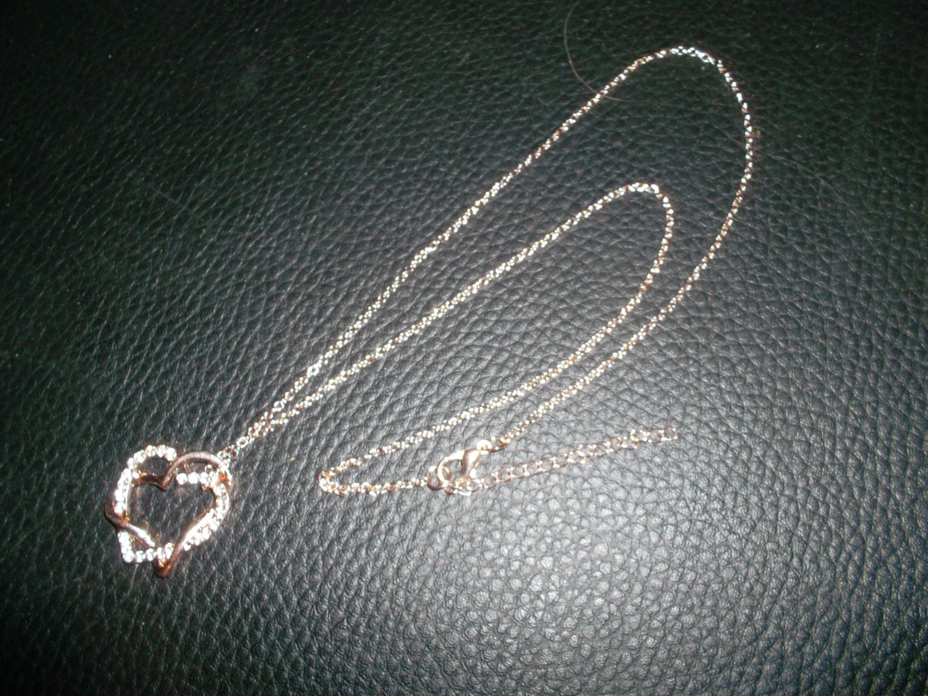 neu,herzanhänger mit kette,goldfarben,steinchen