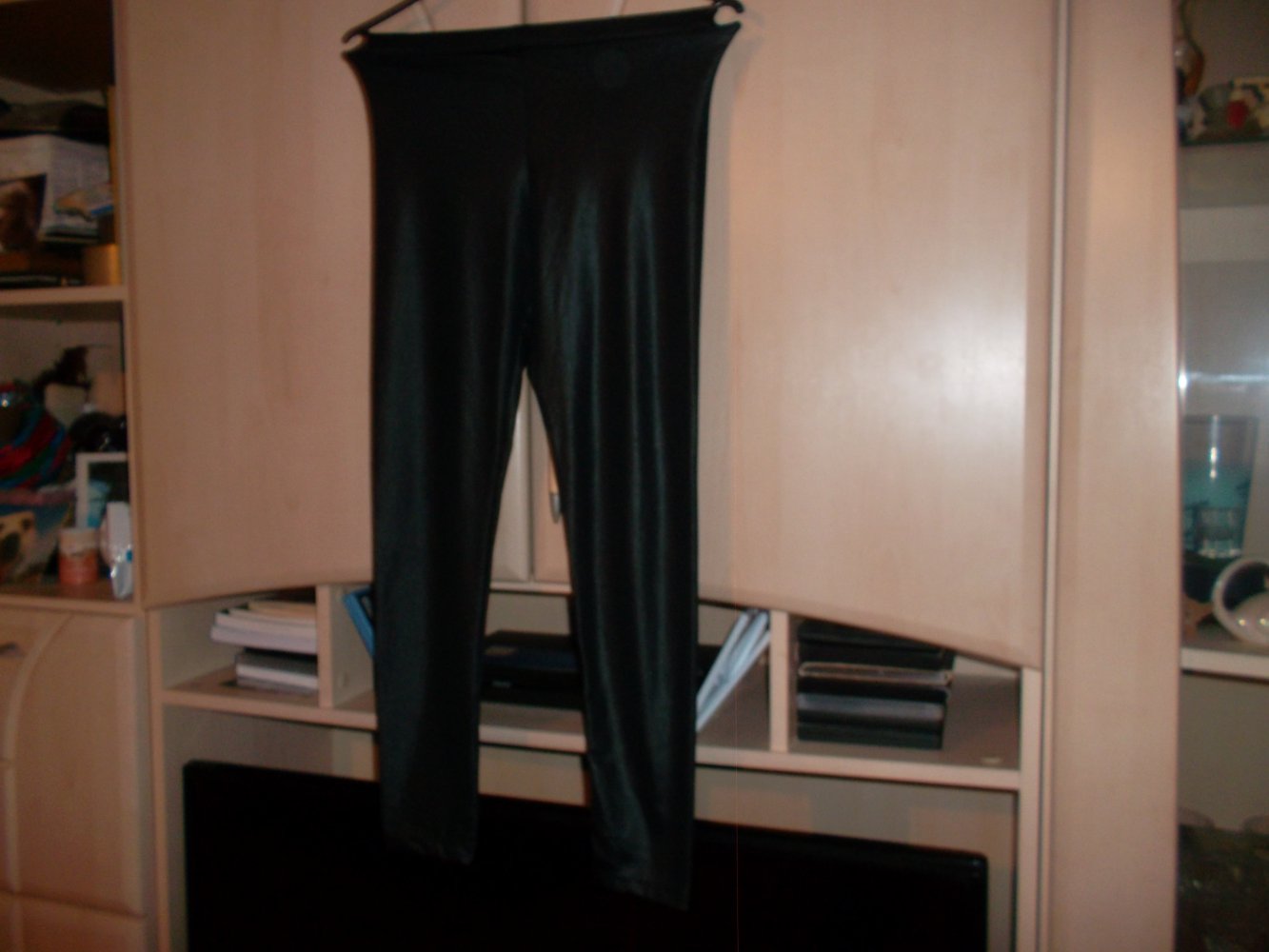 schwarz schimmernde legging,grösse 32/34