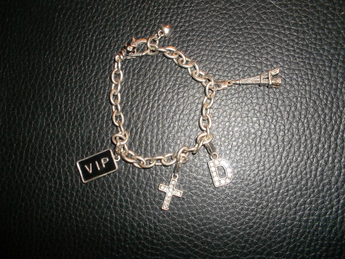 armband mit verschiedenen abnehmbaren anhängern,wie neu,verstellbar