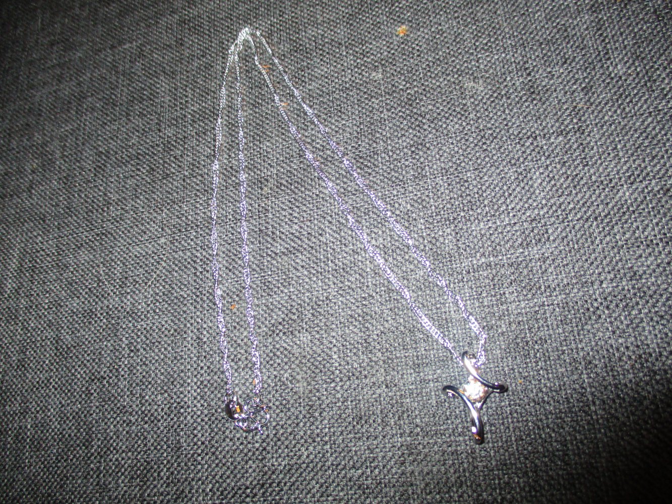 neuwertiges kettchen, anhänger kreuz, silberfarben, rosa steinchen