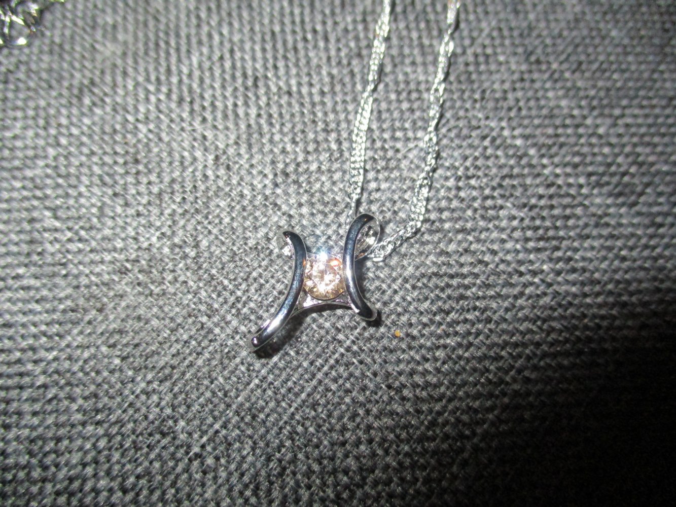 neuwertiges kettchen, anhänger kreuz, silberfarben, rosa steinchen