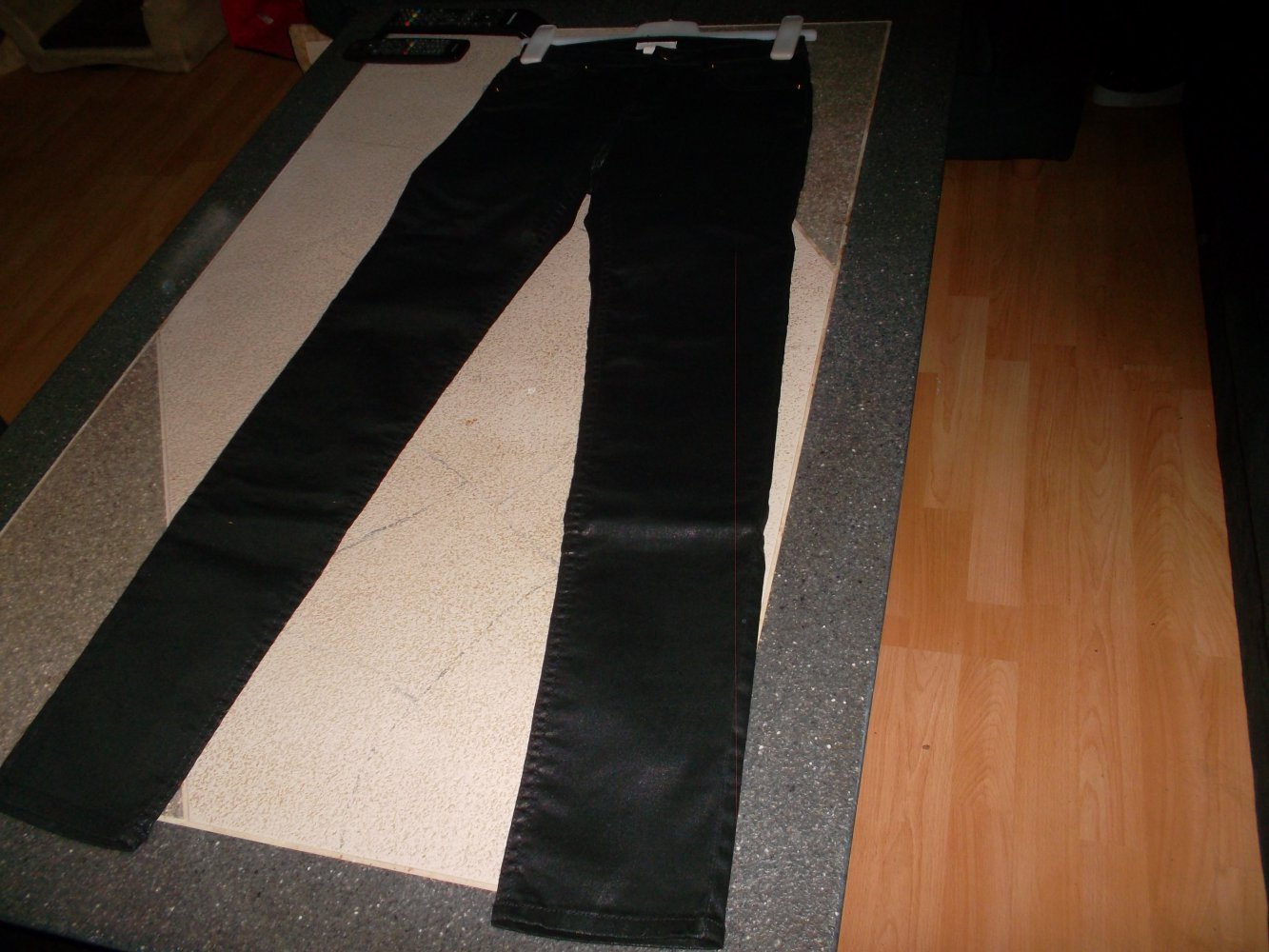 neue schwarze hose,glanzoptik.grösse 34,h&m