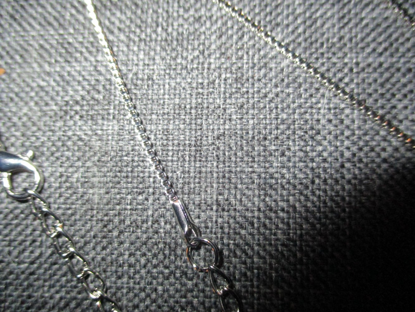 neuwertiges hals-kettchen, süsser kätzchenanhänger, weiß/silberfarben