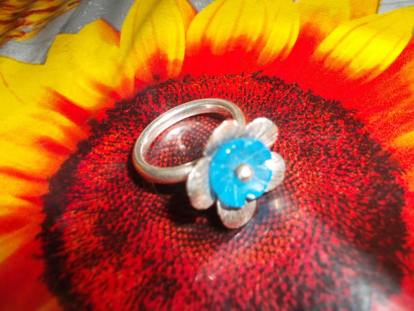 neu,ring,mit blume in silber/blau
