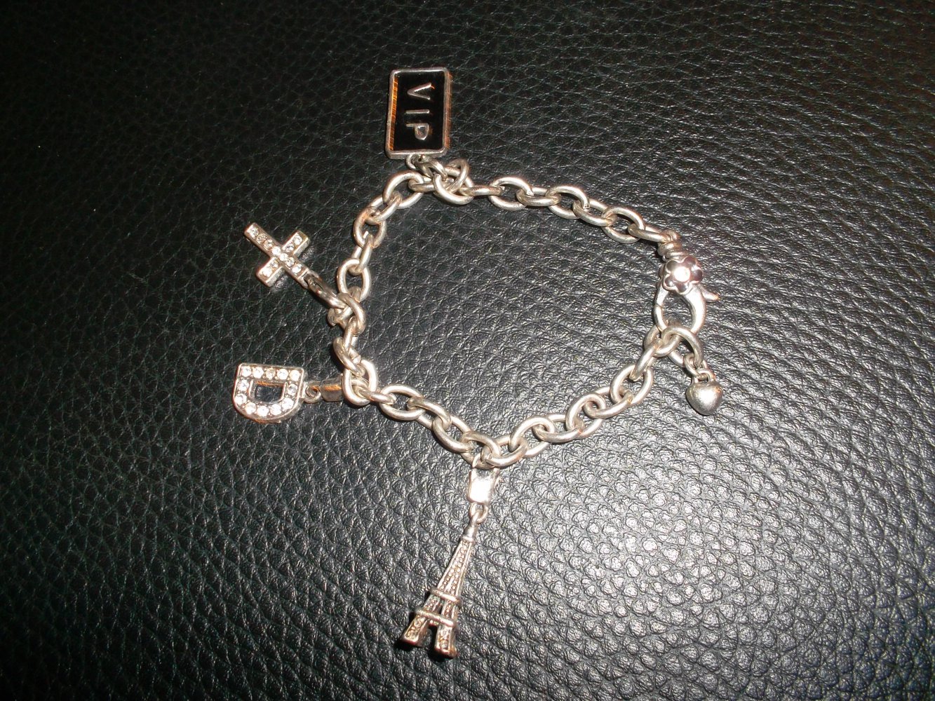 armband mit verschiedenen abnehmbaren anhängern,wie neu,verstellbar