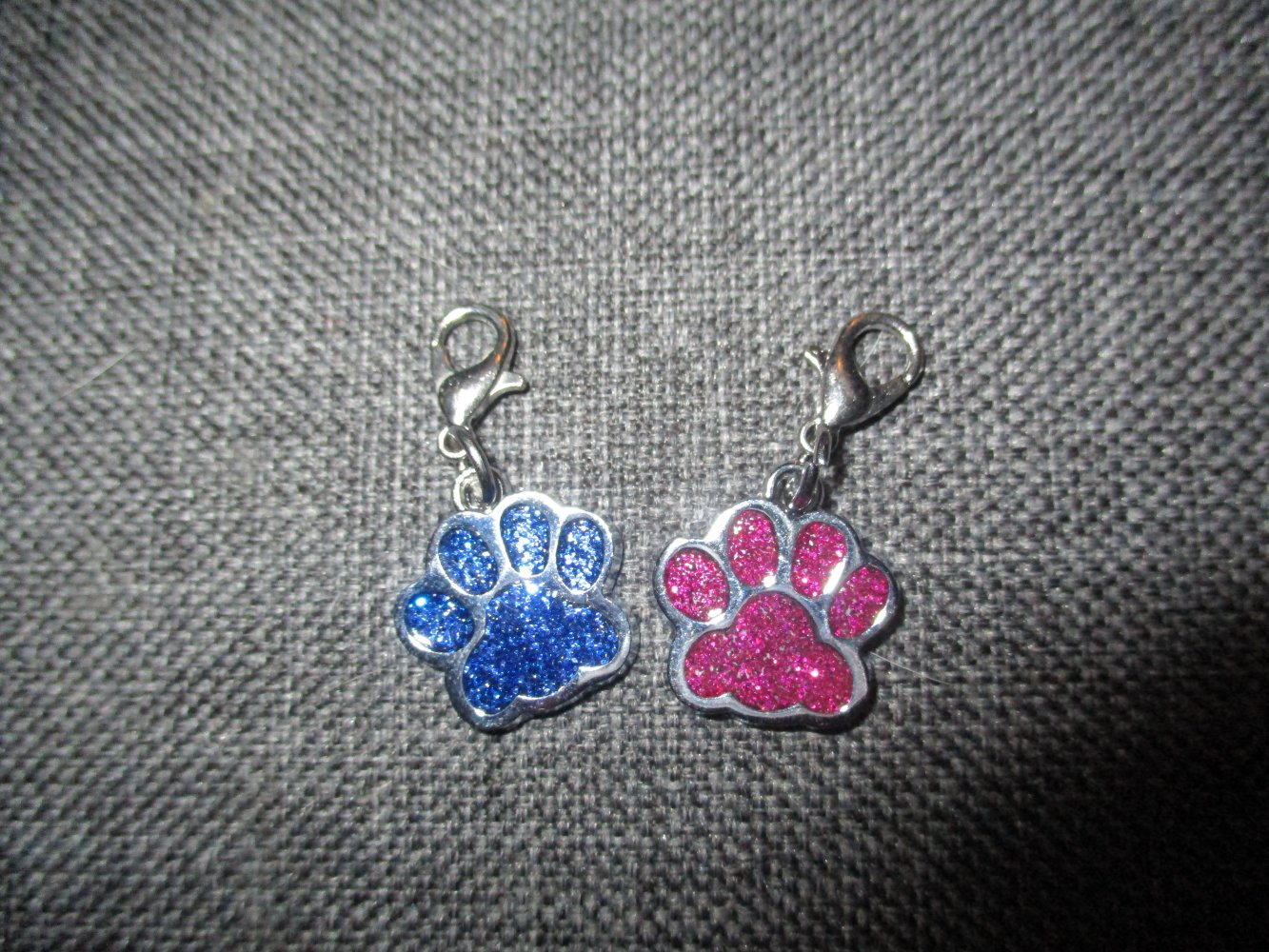 2 neue schmuck-anhänger, tierpfoten, glitzer, blau, pink