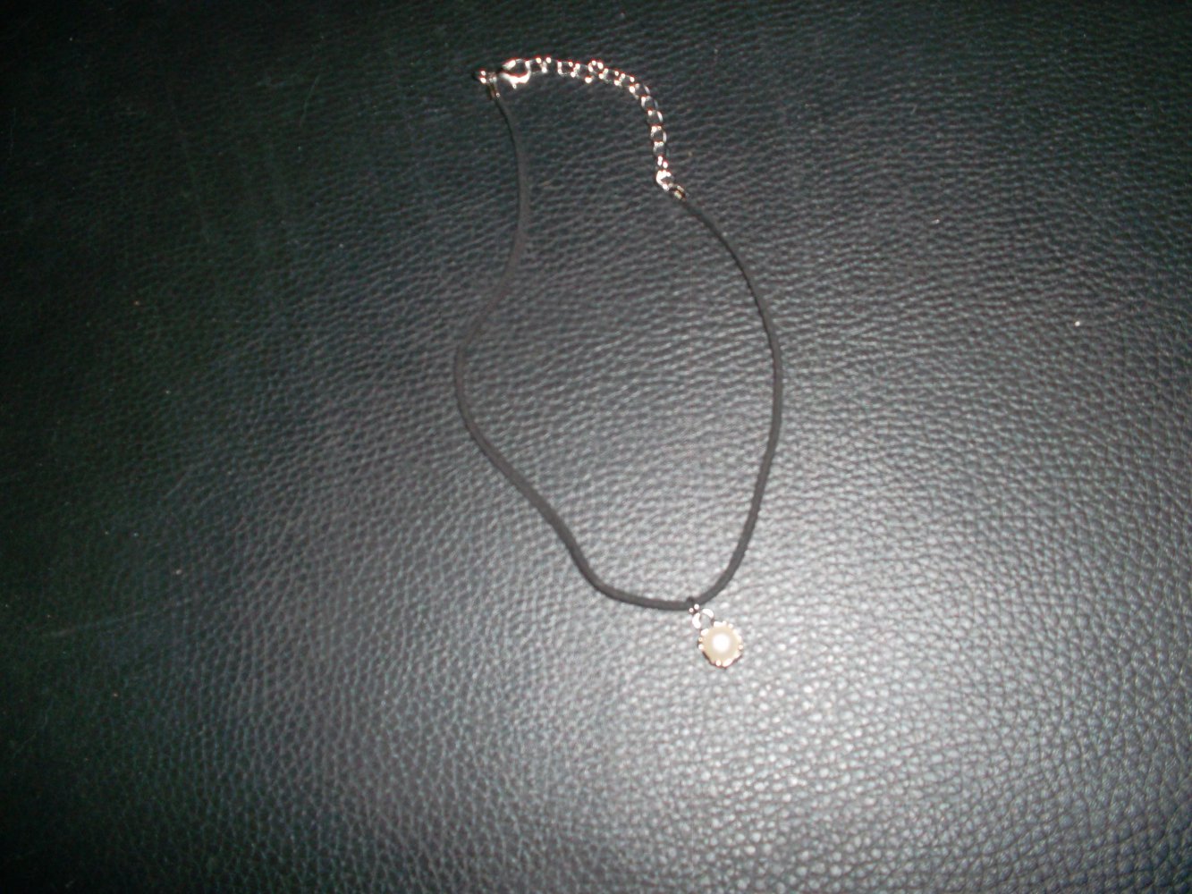 schwarzes halsband,anhänger,weiße perle,38 cm