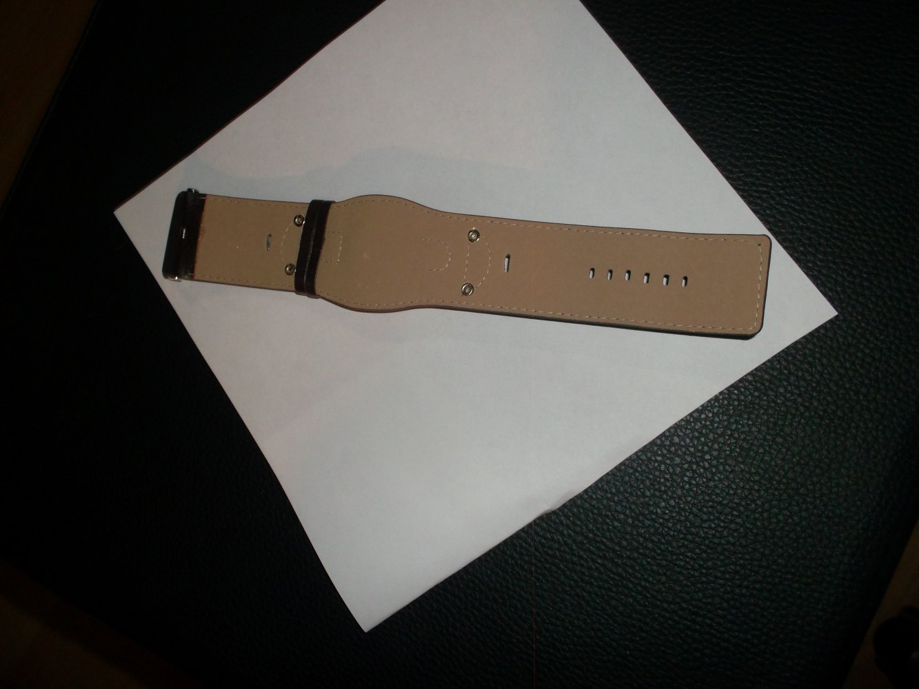 neue schicke armbanduhr in dunkelbraun