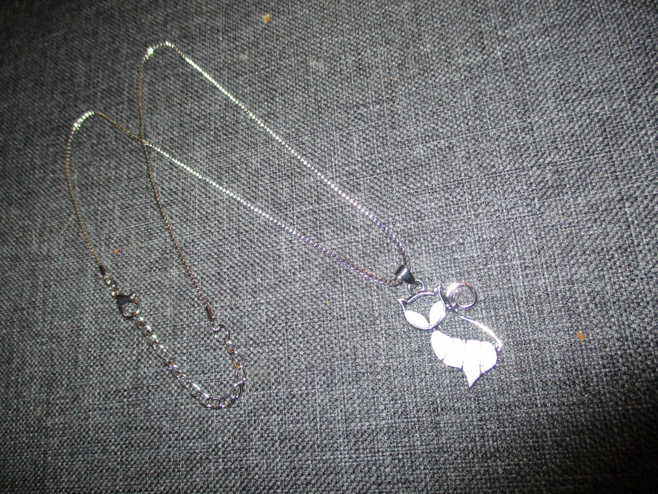 neuwertiges hals-kettchen, süsser kätzchenanhänger, weiß/silberfarben