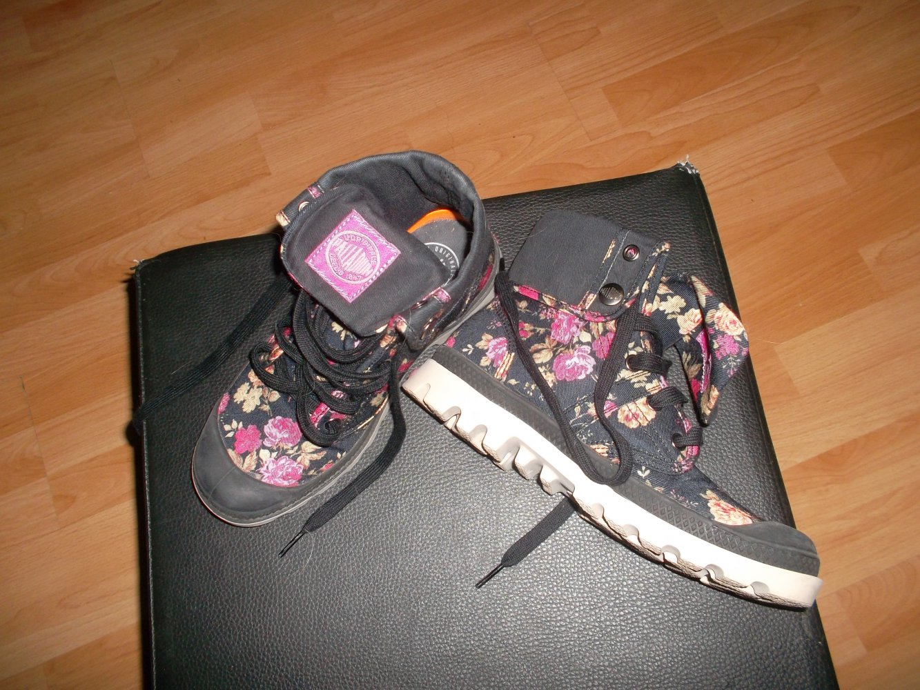 palladium,tolle neue schuhe,gr. 36,schwarz,blumenmuster