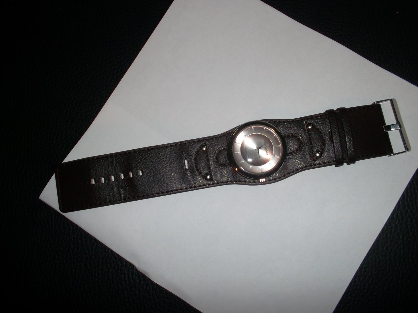 neue schicke armbanduhr in dunkelbraun