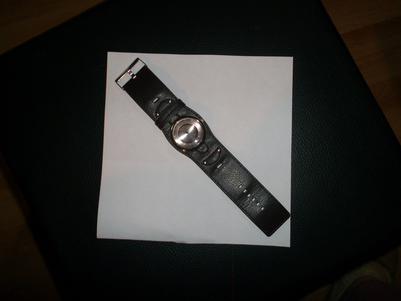 neue schicke armbanduhr in dunkelbraun