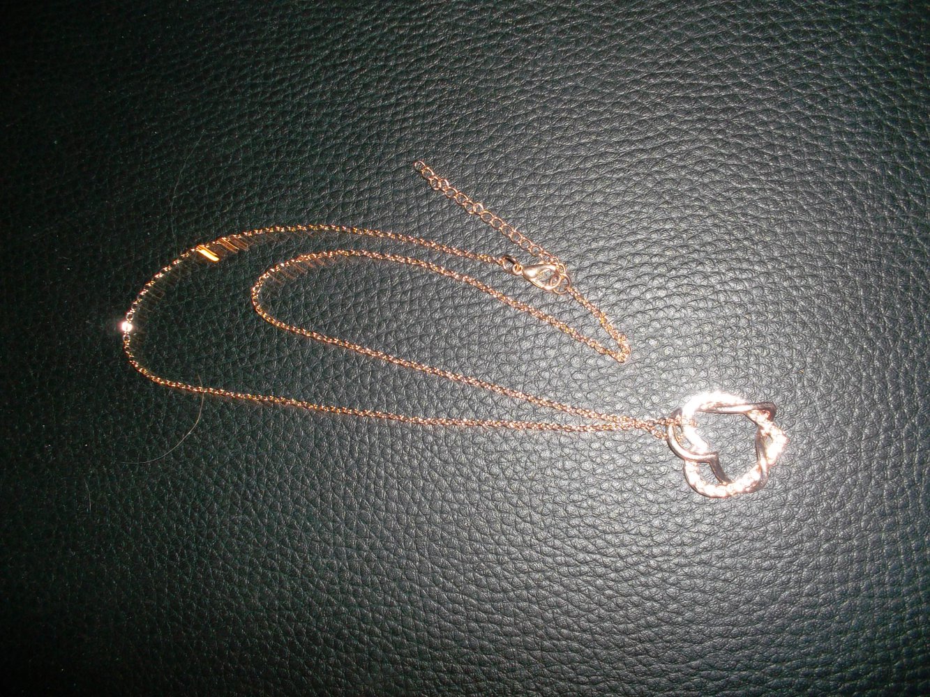 neu,herzanhänger mit kette,goldfarben,steinchen