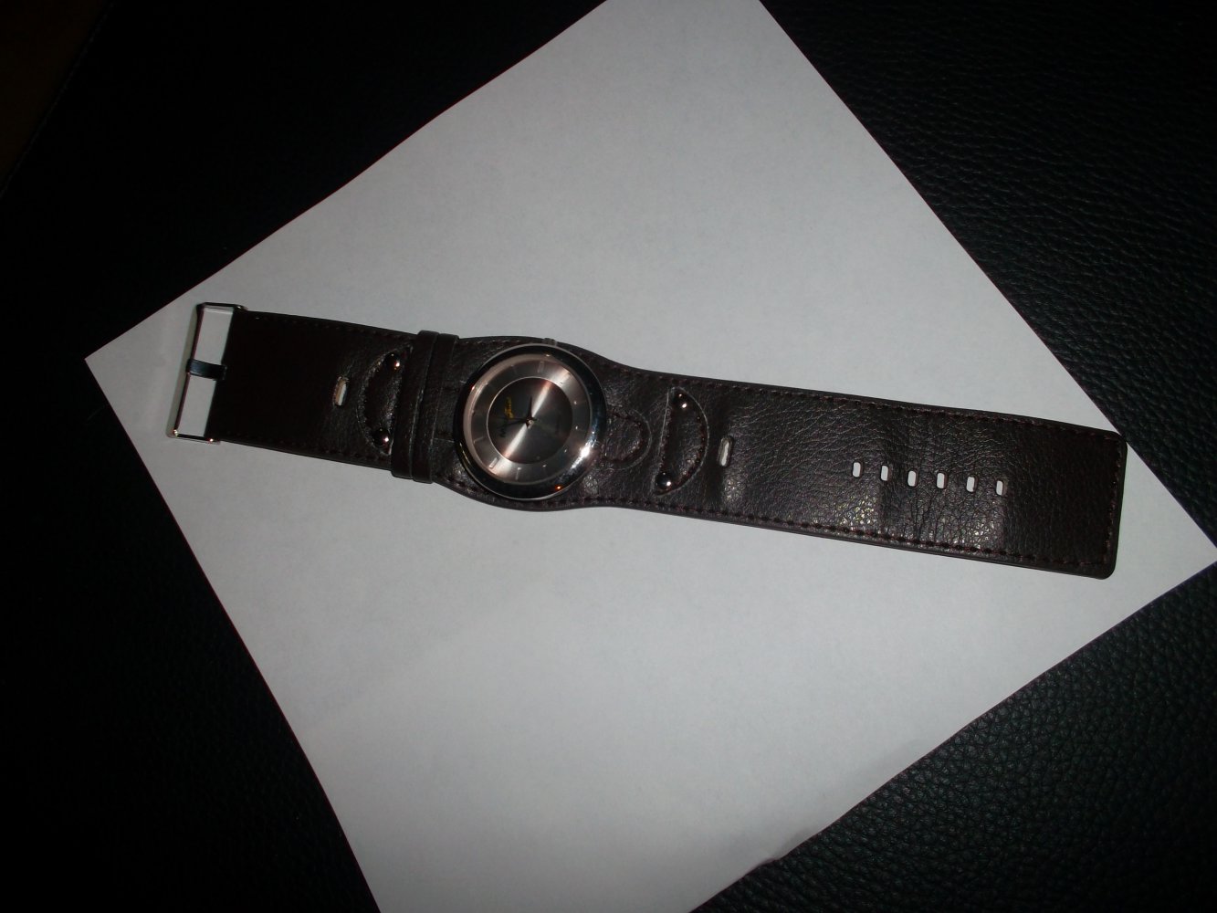 neue schicke armbanduhr in dunkelbraun