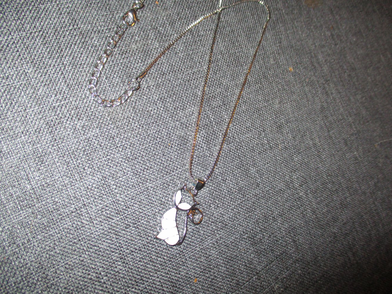 neuwertiges hals-kettchen, süsser kätzchenanhänger, weiß/silberfarben