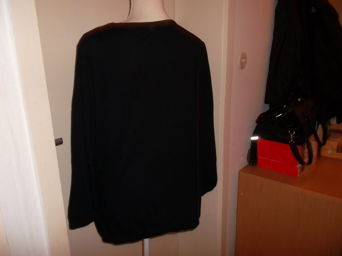 neuwertiges schwarzes damenoberteil,langarm,grösse 44/46.von bpc