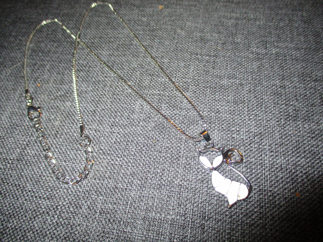 neuwertiges hals-kettchen, süsser kätzchenanhänger, weiß/silberfarben